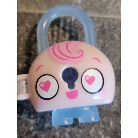 Lock Stars pink heart eyes toy figure - Picture 2 of 3